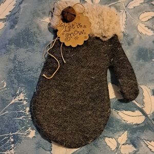 Mini Mitten Decor